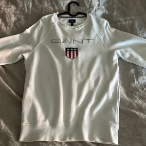 Gant Sweatshirt - Säljer denna snygga Gant tröjan i 10/10 skick  Pris kan diskuteras