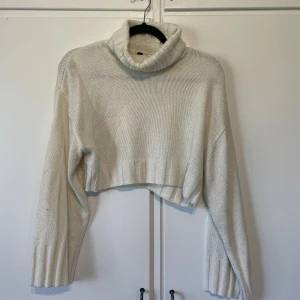 Cropad stickad tröja  - Cropad stickad tröja med lös polo krage. Från hm i storlek S.  45 kr + frakt 🥰