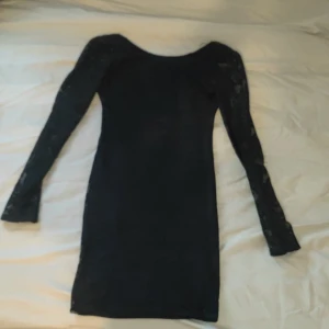 Klänning  - Säljer en jätte fin klänning som är för liten för mig 