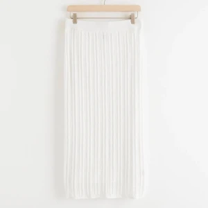 Vit långkjol  - Vit långkjol från Lindex. Köptes förra sommaren men är i bra skick😍 sitter så fint på, jag är 1,64 cm. 