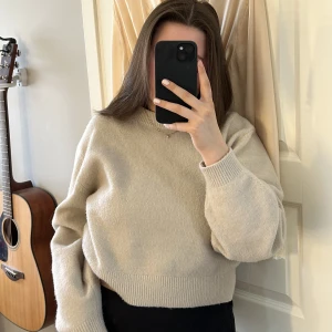 Stickad tröja - Säljer denna supermysiga stickade tröja från & Other stories som inte kommer till användning. Använd fåtal gånger så väldigt fint skick. Jag är 166cm lång💞