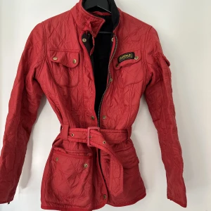 Barbour jacka  - Röd Barbour jacka, använd fåtal gånger!  Nypris ca 2000:- säljer för 500:- priset går att diskuteras!