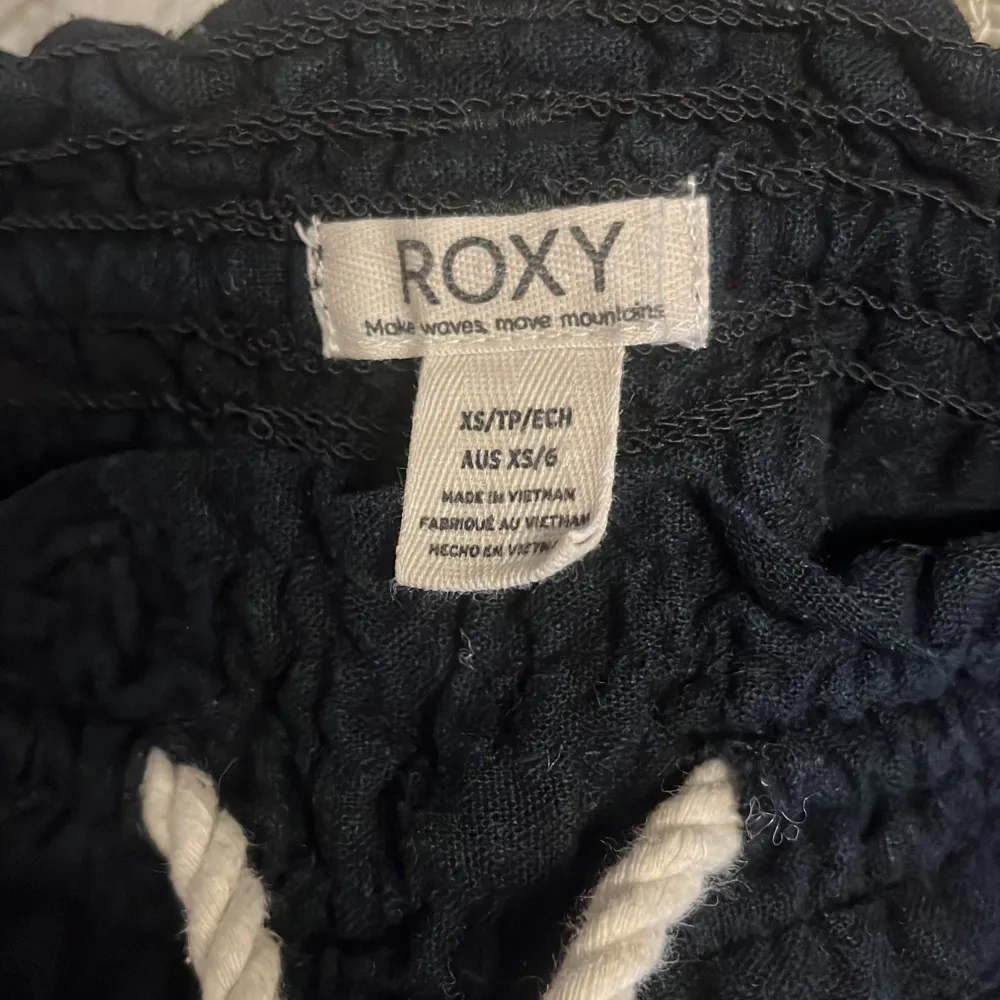 Säljer mina fina Roxy linnebyxor i storlek xs! Super snygga på sommaren. Jeans & Byxor.