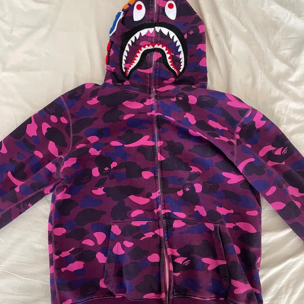 Säljer min Bape hoodie i färgen lila, strl är XXL men passar bra som L om ni gillar oversized. Bra skick. . Hoodies.