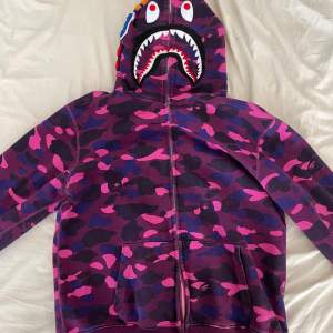 Säljer min Bape hoodie i färgen lila, strl är XXL men passar bra som L om ni gillar oversized. Bra skick. 