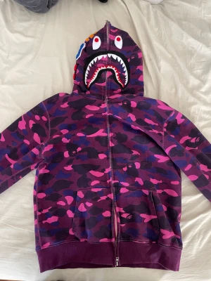 BAPE hoodie - Säljer min Bape hoodie i färgen lila, strl är XXL men passar bra som L om ni gillar oversized. Bra skick. 