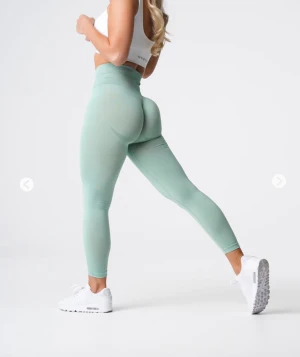 NVGTN träningsthigts - Säljer dessa fina NVGTN träningsthigts då jag aldrig använder dem.  Dem är väldigt lite använda. Nypris 579kr❤️ köparen står för frakten!