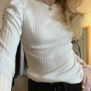 Långärmad topp - En fin topp från Lindex som är väldigt tunn och skön! Bra skick! Storlek 146-152 men passar mig som är 166cm lång jättebra!🤍 skriv priv för fler bilder!🫶🏼