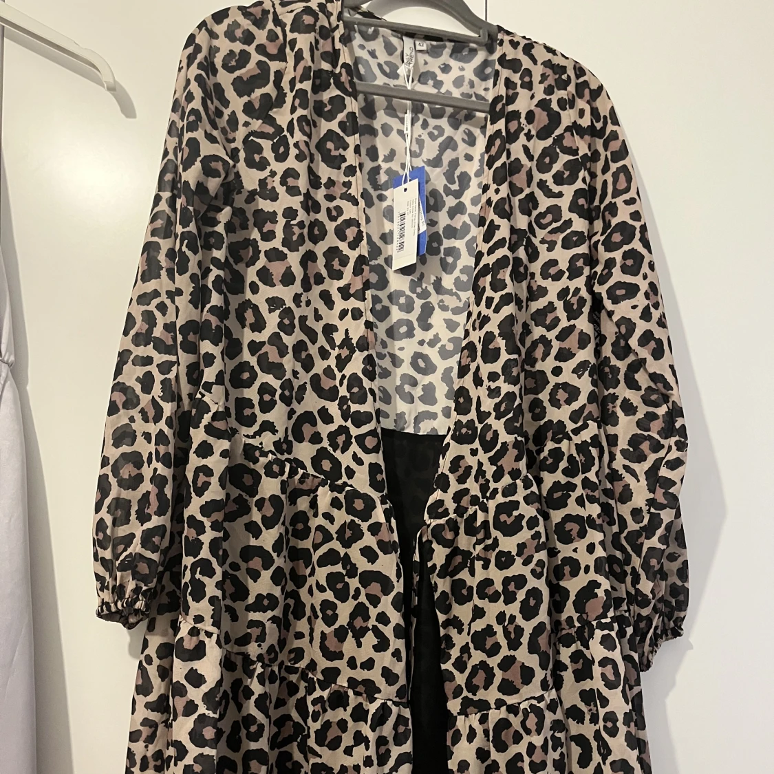 Oanvänd omlottklänning