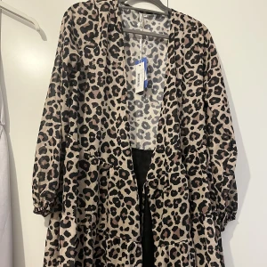 Oanvänd omlottklänning  - Helt oanvänd omlottklänning. Storlek 42. 