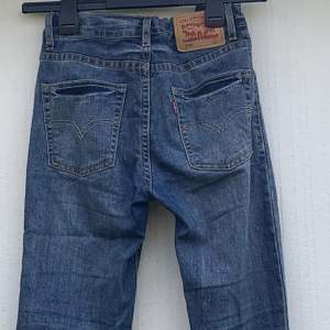 Lågmidjade jeans från levis med justerbar midja som man ställer in själv, modellen är skinny men med stretch. 