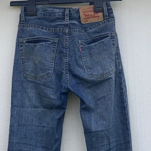 Levis jeans - Lågmidjade jeans från levis med justerbar midja som man ställer in själv, modellen är skinny men med stretch. 