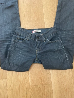 Levis jeans - Fett snygga Low waist jeans från levis! Nyskick! Och i modellen straight!