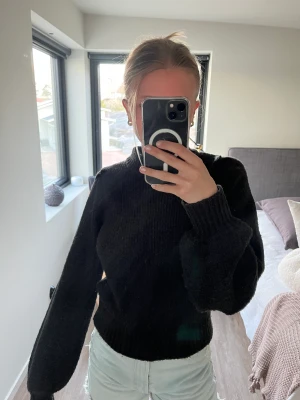 Svart stickad tröja - En svart stickad tröja från ginatricot med ballongarmar💖