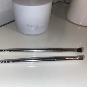 Sminkborstar Caia  - Säljer E22 och E23 Sminkborstar jag fick i caias julkalender 2022 då jag tyvärr inte använder de Passar perfekt till concealer, ögonskugga, näs contouring etc.  Tvättas självklart innan de skickas Säljs för 100kr/st+frakt eller 150kr+frakt för båda 