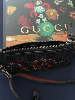 Gucci plånbok  - Plånboken är helt ny, den kommer med paket. Aldrig använd, dragkedjan är i perfekt form inga problem och den ör helt ren 