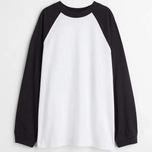 Svart/vit tröja från H&M. Nypris 149kr. Sparsamt använd 👍