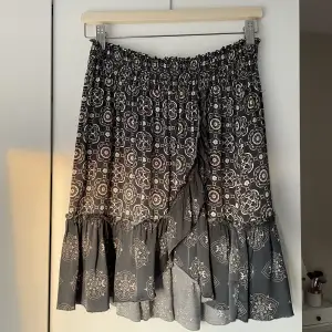 Odd molly kjol i lite glansigt tyg köppt i deras egna butik för cirka 1500kr för några år sedan sparsamt använd  i nyskick😊 Storlek 2 i odd molly skulle säga att den passar m och s! Priset är fast💕