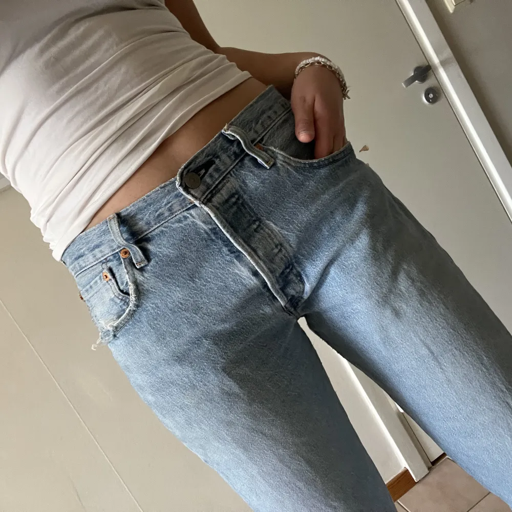 Säljer dessa jeans från Levis då dem tyvärr vara lite för baggy för min smak. Men annars passar de mig som har 38 i jeans. De är i herrstorlek, 33/32. Jeans & Byxor.