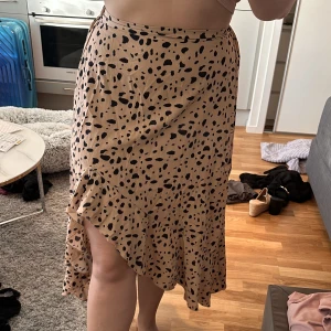 Långkjol  - Mer info på sista bilden. Jag är 172cm. Är helt oanvänd! KOLLA GÄRNA IN MINA ANDRA ANONSER, DET MESTA ÄR HELT OANVÄNT 🥰