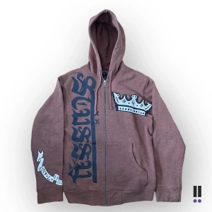 stussy zip up  - unik stussy zipup hoodie med edhardy liknande tryck. 💜size S (sitter som oversized M) 💜pit to pit 50cm ❗️priset är inte fast, vi tar emot trades❗️