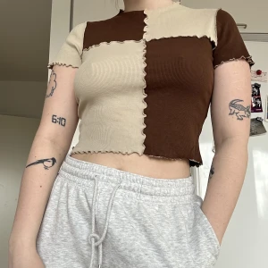 Schackrutigt topp från Monki  - Schackrutigt topp från Monki i bruna nyanser. Knappt använd. Storlek S