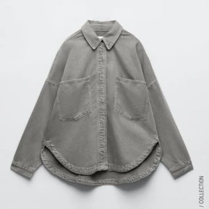 Zara jacka - Denna gråa jeansjacka från zara. Den är i strl 34/xs, men oversize så skulle säga att den passar 34-36 (xs-m). Bra skick och går inte att köpa längre💓