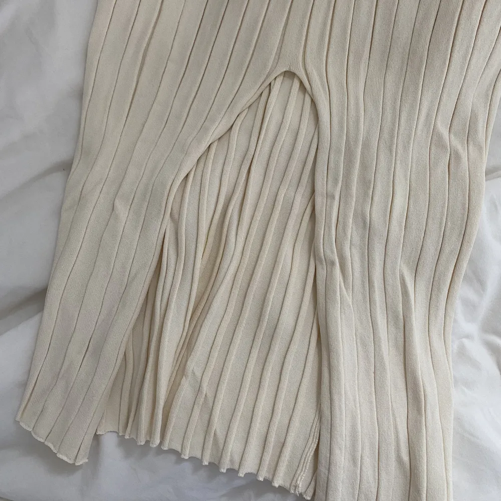 Lång kjol med slits och i ett veckat material 🥰 Kjolen är köpt på Chiquelle ochbör i bra skick ❤️. Kjolar.