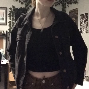 svart jeansjacka - mycket bra skick, köpte secondhand men har själv inte använt den alls! perfekt för våren och sommaren 💐 skriv privat för fler bilder