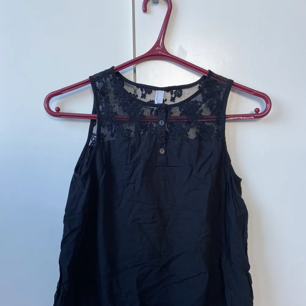 Svart Vero Moda blus. Knappt använd, inga tecken på användning. Storlek xs, passar även S. Säljer för 60kr (+frakt). Blusar.