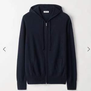 Soft goat zipup hoodie i svart(helt slutsåld) storlek L (passar storlek M) säljer åt min kille🙌🏼jättefint skick direktpris :2000kr