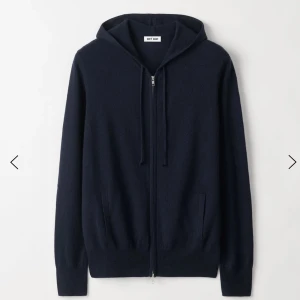 Soft goat hoodie - Soft goat zipup hoodie i svart(helt slutsåld) storlek L (passar storlek M) säljer åt min kille🙌🏼jättefint skick direktpris :2000kr