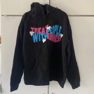 säljer min älskade harry styles hoodie! köpt på hans hemsida 2020 för ca 700kr🩷🩵