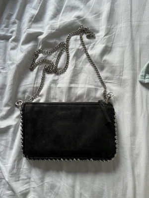 Axelväska - Säljer denna fina väska från zara då jag börjar använda en annan, superfin och rymmer mycket.