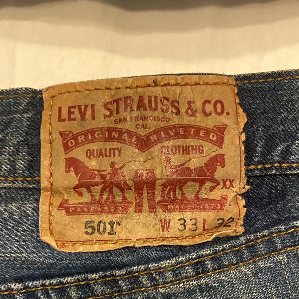 Säljer nu ett par äldre/ vintage Levis 501 i fint skick. Har aldrig använt dom då dom är för stora för mig. . Jeans & Byxor.
