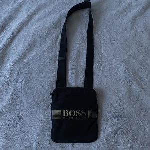 Hugo Boss axelväska - Skick 8/10, storleken är onesize. Pris går att diskutera.