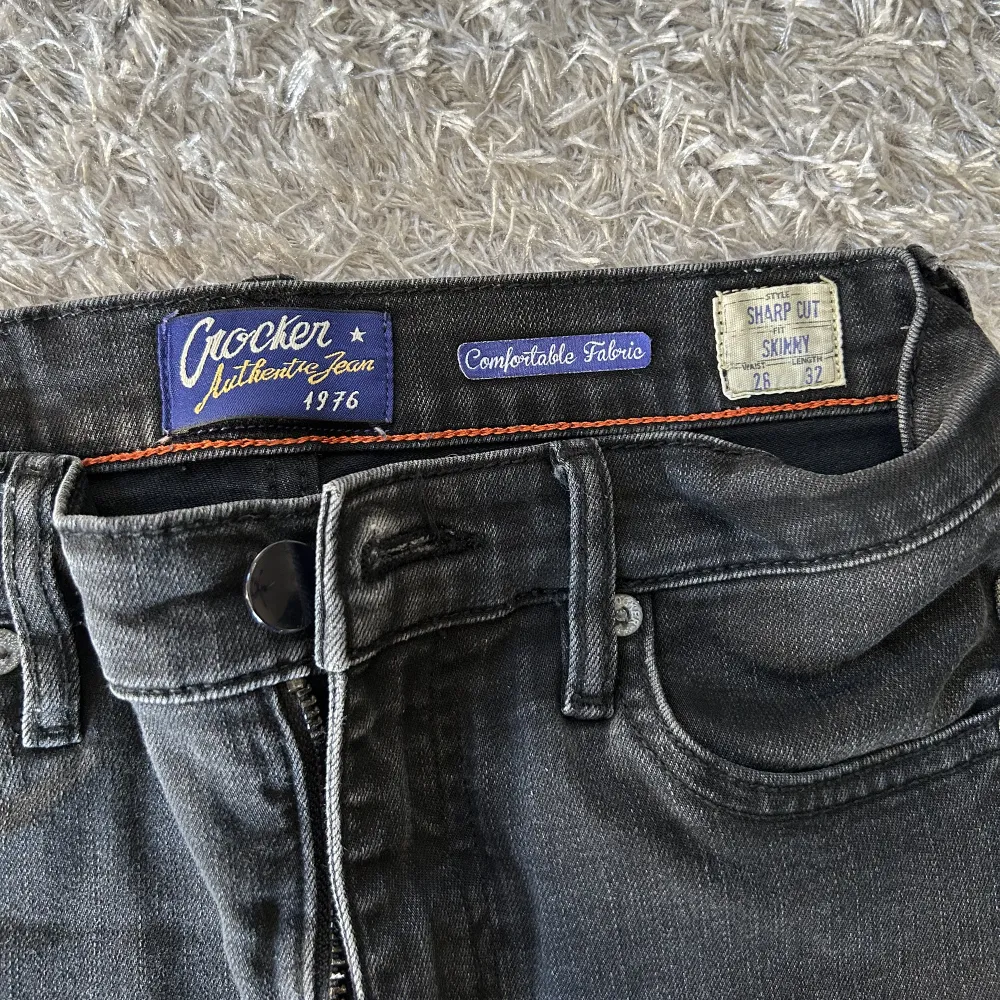 Säljer ett par crocker jeans style-sharp cut, fit-skinny, W28 L32 då dem är för stora i midjan✨Hål i knäna och slits, 100kr + frakt. Jeans & Byxor.