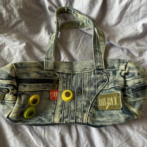 Snygg diselväska - As cool diselväska i jeans material, många fack både utan på och i skit snygg till sommaren, kom privat för frågor eller fler bilder.