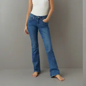 Säljer dessa helt slutsålda lågmidjade jeans från Gina. Det är strl 32 men passar 34. Pris kan diskuteras. Det är ALDRIG använda och ligger fortfarande i orginalförpackning.