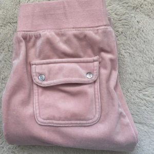 Juicy couture - Säljer mina juicy byxor som inge har kommit till någon användning. Byxorna är i bra skick men har dock två super små hål (se bild 3) Kan tänka mig att sänka priset en aning vid snabb afärr 