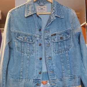 jeansjacka - jeansjacka i fint skick 10/10 perfekt för våren. säljer då jag inte längre använder. I damstorlek L men skulle säga att den är väldigt unisex 