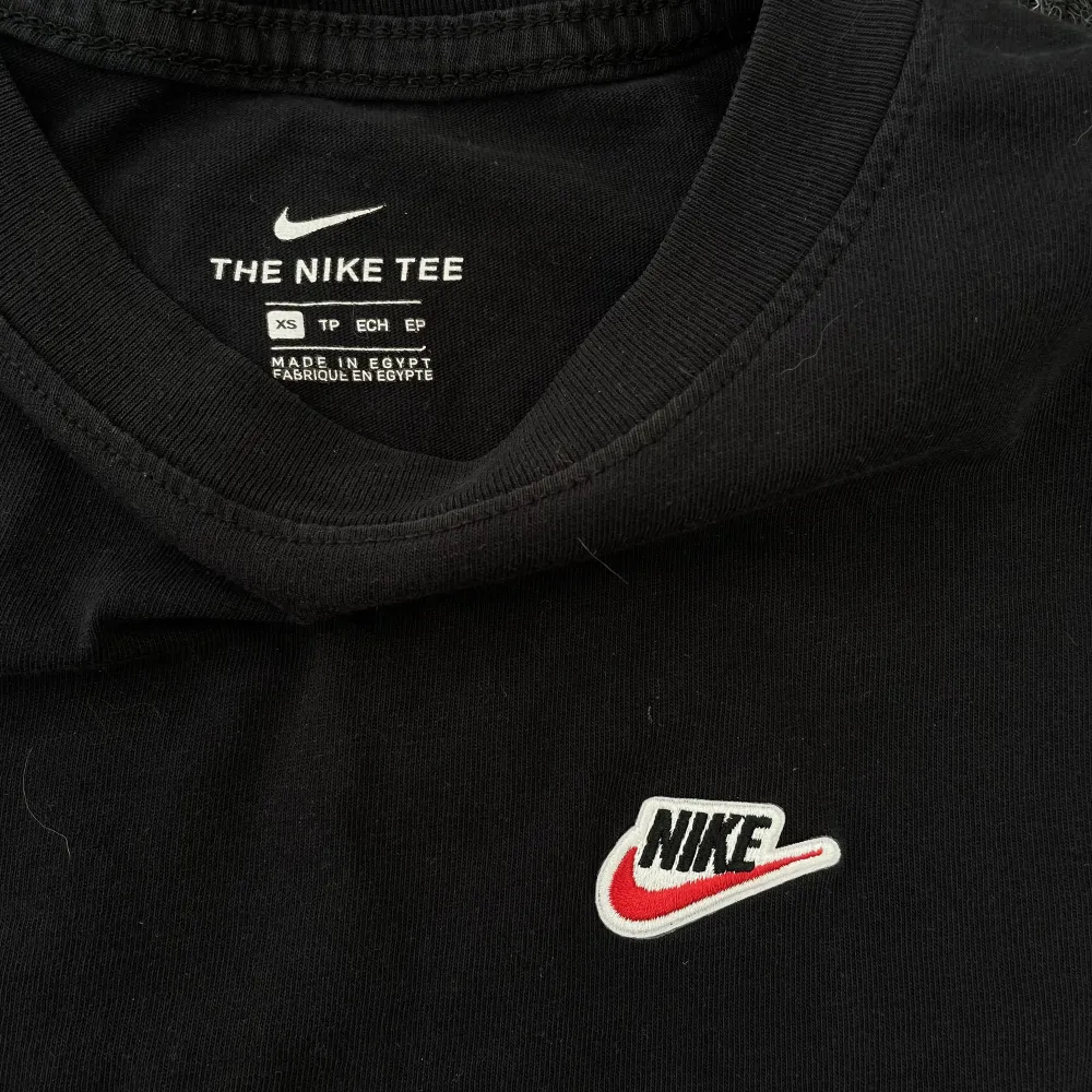 Svart Nike tröja i storlek XS ( inte en tränings tröja)💕 OBS! Mer info om frakt på min profil. Toppar.
