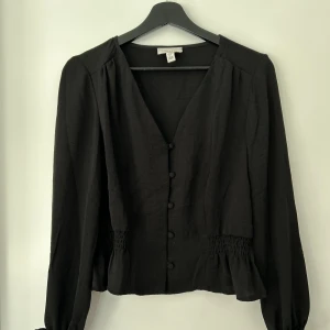 Svarta toppar/blusar  - Svarta toppar/blusar från Nelly & H&M, 50:- styck 