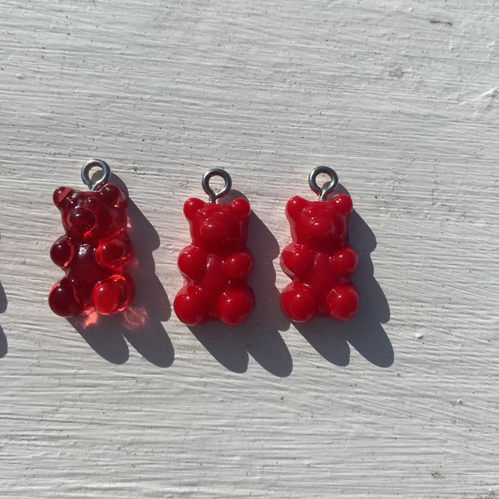 Röda gummibjörnar som säljs i par och med hänge om man vill priset kan också alltid diskuteras. Så fina till sommaren ❤️. Accessoarer.