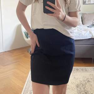 Marinblå stickad kjol som passar bra för sommarkvällar🌻 Måtten är: Höjd - 51 cm Midja (tvärs över) - 37 cm