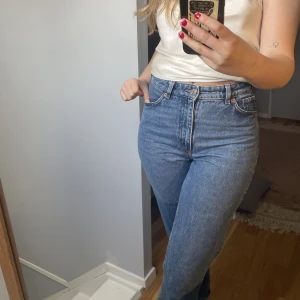 Blåa monki jeans - Blå jeans från monki i storlek 26. Använde mycket förut, men tyvärr inte längre ❤️