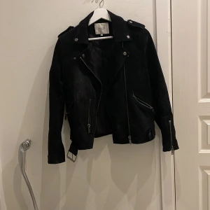 Jacka  - Jacka från selected femme, använd ett fåtal gånger, i fint skick. Model: SFSANELLA LEATHER JACKET NOOS