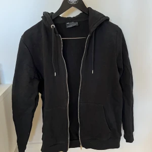 Zip Hoodie svart - Från ASOS. Knappt använd. Storlek S. Skriv för mer bilder osv. 