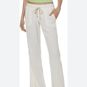 Roxy linnebyxor - Säljer dessa Roxy liknande linnebyxor som inte kommer till användning, obs väldigt skrynkliga då de legat i garderoben samt en liten fläck (se bild)