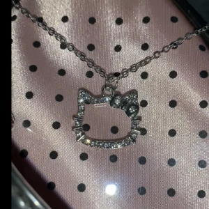 Hello Kitty halsband - Coolt Hello Kitty halsband med rhinestones!! (⚠️GÅR FORTFARANDE ATT KÖPA, SKRIV TILL MIG⚠️)finns flera annonser på dessa halsband på min sida eftersom det finns flera i lager!!💗💗skriv till mig om du vill köpa🫶